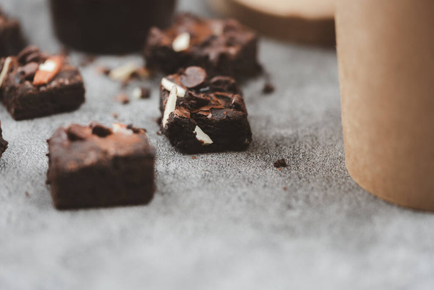 Chocolate brownies topped with chocolate chips and almonds slice, The texture is crunchy on the outside but soft on the inside - Foto, Imagem