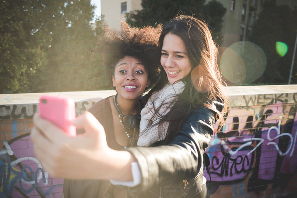 zwei junge Frauen machen Selfie - Foto, Bild