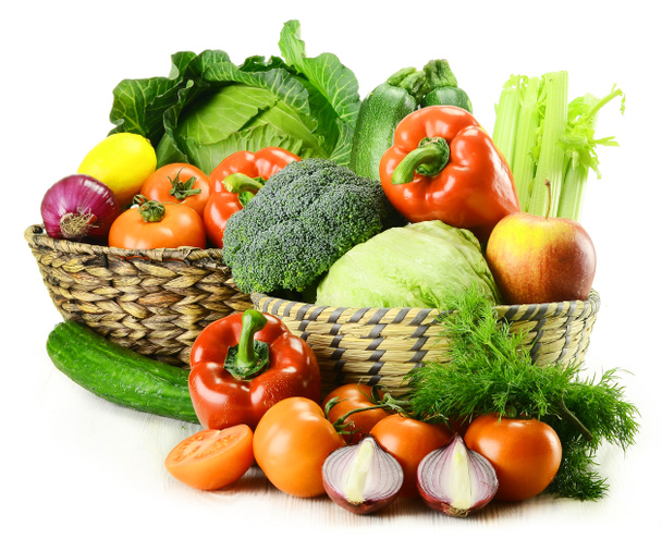Çiğ organik sebzeli hasır sepet sergisi - Fotoğraf, Görsel