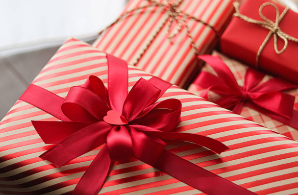 Regalos de Navidad, boxeo y regalos tradicionales de vacaciones, cajas de regalo de Navidad clásicas, regalo de lujo envuelto para cumpleaños, Año Nuevo, San Valentín y concepto de días festivos - Foto, Imagen