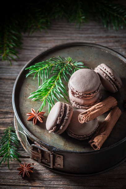 Sweet and tasty macaroons flavored with cinnamon for Christmas. Chocolate and cinnamon flavored macaroons for Christmas. - Foto, Imagem