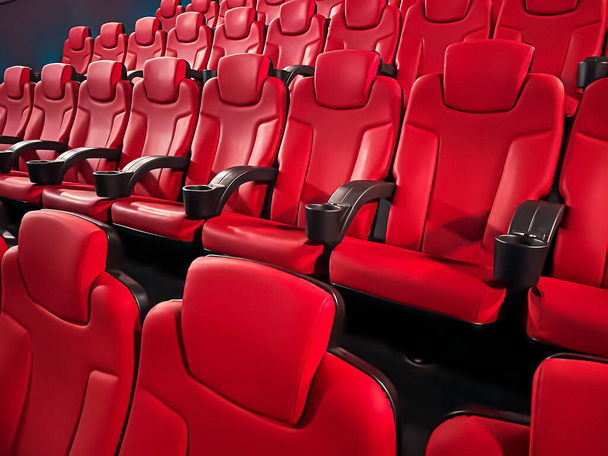 Κινηματογράφος και ψυχαγωγία, άδεια καθίσματα κόκκινου κινηματογράφου για τηλεοπτικές εκπομπές streaming service και παραγωγή ταινιών branding - Φωτογραφία, εικόνα