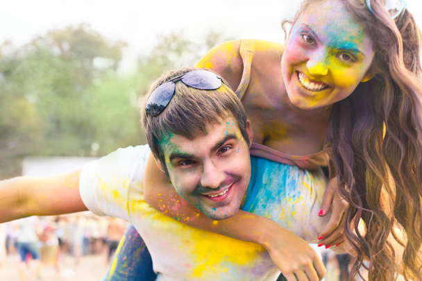 Couple heureux amoureux sur holi festival de couleur - Photo, image