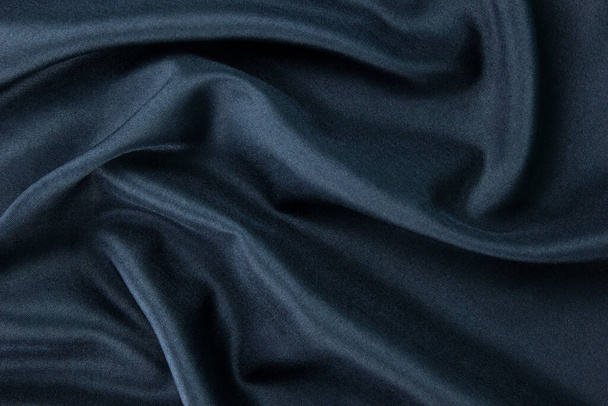 Tumma silkki kangas sininen ja tyylikäs sininen satiini käyrä ja aaltoilu, sininen silkki verhoilu ja verhoilu kangas muoti tausta. - Valokuva, kuva