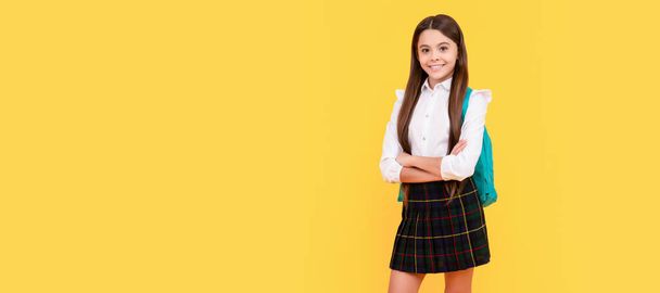 az oktatás fogalma. Iskoláslány portré, zászlós fejléc. Iskola gyermek arc elszigetelt panoráma háttér másolás tér - Fotó, kép