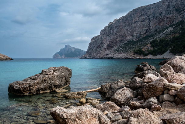 Csodálatos táj türkiz vízzel Mallorca kis öbölben - Fotó, kép