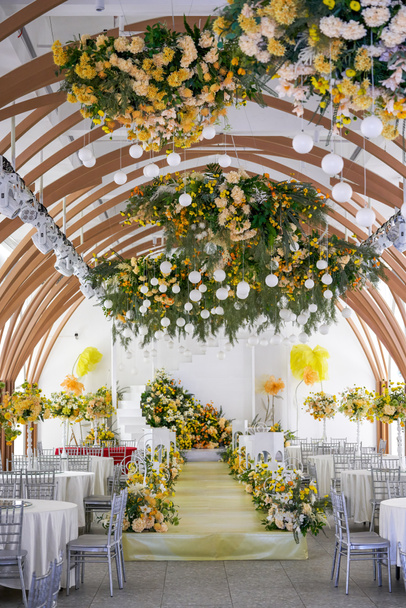 Exquisita decoración y hermosas flores en el lugar de la boda - Foto, imagen