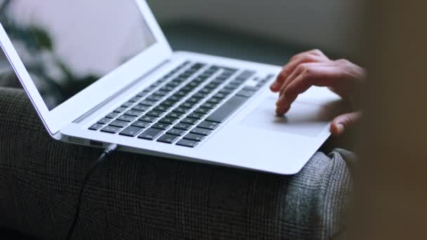 Руки жінки друкують клавіатуру ноутбука, інтернет-технології або навчання, мережеве планування або сео-копірайтинг. Крупним планом журналіст, пошук пальців і комп'ютерного веб-сайту, онлайн-навчання або музичне з'єднання
. - Кадри, відео