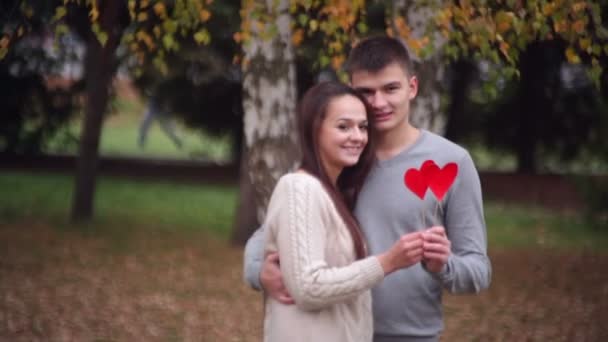 muž a žena drží srdce - Záběry, video