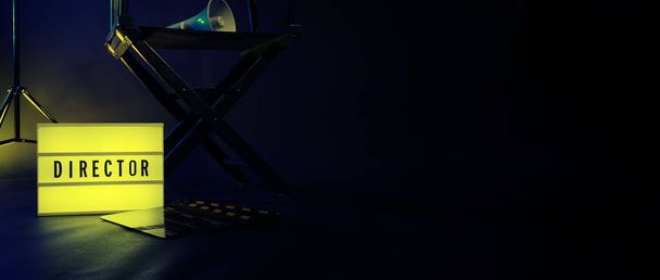 Режиссер кресло с кинофонариком знак режиссера текст на нем и клапперборд мегафон и черного фона студии. Режиссёр съемочной площадки, используемой в киноиндустрии. Real no 3D - Фото, изображение