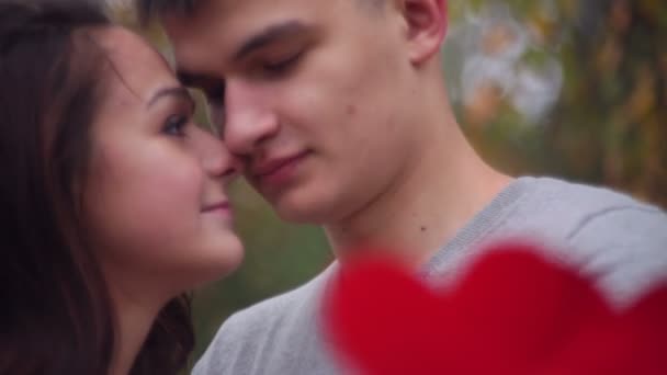 Mann und Frau halten ein Herz - Filmmaterial, Video