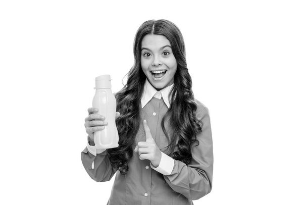 Ich muss nur hydratisieren. Glückliches Kind hält Wasserflasche mit erhobenem Finger. Hydratation für die Gesundheit. Flüssigkeitsaufnahme. Wasserhaushalt. Durstlöschung. Gesundes Getränk Warte nicht, hydratisiere. - Foto, Bild