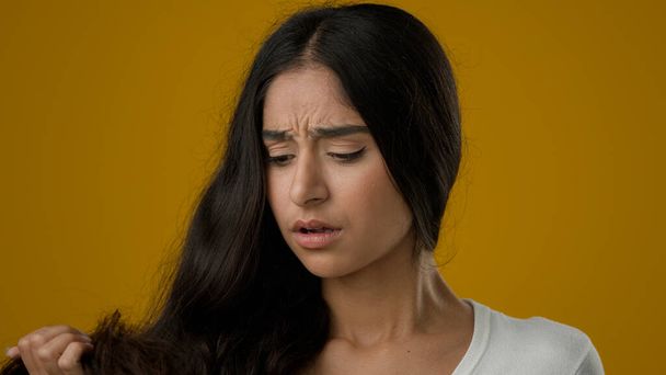 Depressziós indiai etnikai nő lány nő barna nézi split végén frizura aggódik érzi ideges törékeny sérült száraz hajhullás alopecia hormon problémák vagy vitaminhiány - Fotó, kép