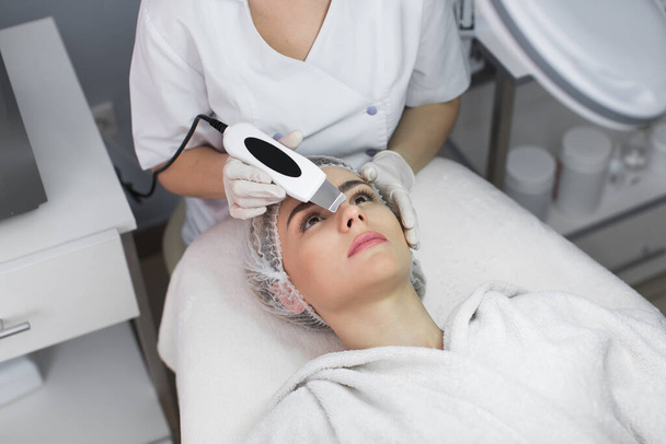 Skin Care. Close-up Of Beautiful Woman Receiving Ultrasound Cavitation Facial Peeling. Ultrasonic Skin Cleansing Procedure. Beauty Treatment. Cosmetology. Beauty Spa Salon. - Foto, Imagem