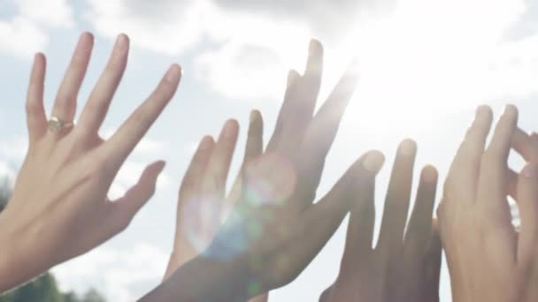 Gruppe von Menschen mit Händen in der Luft für die Freiheit, Unterstützung und winken gegen einen Himmel mit Linsenfackeln im Sommer, während sie zusammen feiern. Menschenmenge, Freunde und Jugendliche im Freien mit der Hoffnung, frei zu sein. - Filmmaterial, Video