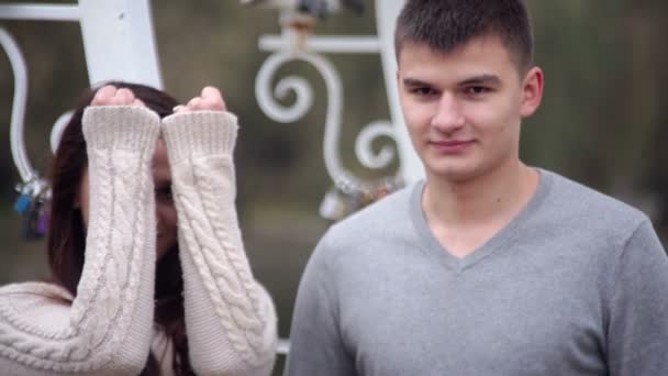 Αγαπώντας ζευγάρι στέκεται στο ΚΙΟΣΚΙ με τη μορφή της καρδιάς στο πάρκο - Πλάνα, βίντεο