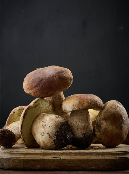 Свежие лесные белые грибы на деревянной доске - Фото, изображение