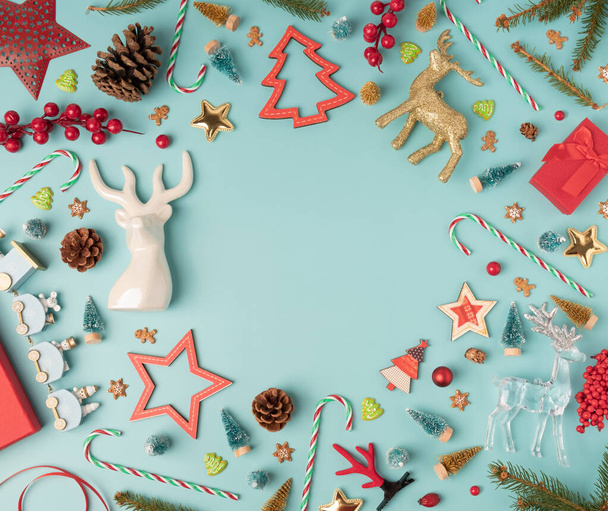 Kerst ornamenten decoratie plat lay. Kerstmis vakantie geest kopiëren ruimte achtergrond. Circulaire opstelling - Foto, afbeelding