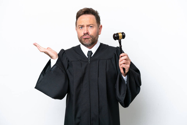 Juez de mediana edad hombre aislado sobre fondo blanco teniendo dudas mientras levanta las manos - Foto, imagen