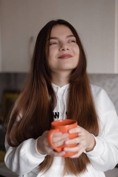 Cute smiling woman vertical portrait holding cup at home - Φωτογραφία, εικόνα