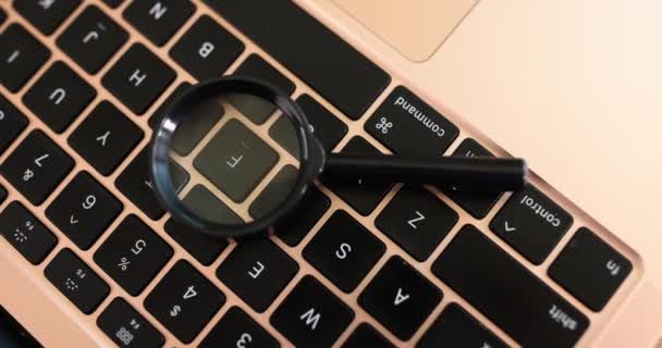 Магічне скло лежить на клавіатурі ноутбука крупним планом 4k фільм повільний рух. Сторінку не знайдено Помилка 404
 - Кадри, відео