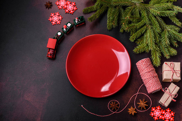 Table de Noël avec assiette vide et surface avec décorations du Nouvel An. Préparation d'un dîner de vacances - Photo, image