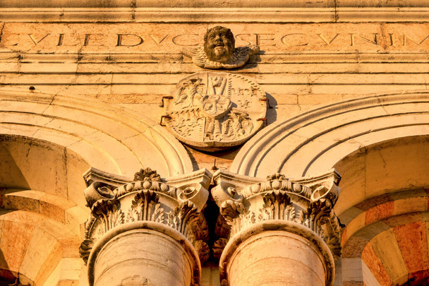 Герб на колокольне собора, Феррара, Италия - Фото, изображение