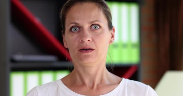 Przerażona kobieta patrząca przez palce na film 4k w zwolnionym tempie. Koncepcja przemocy domowej - Materiał filmowy, wideo