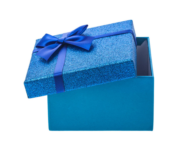 Blaue Schachtel mit einem Geschenk auf weißem Hintergrund. Detail für Design. Designelemente. Makro. Volle Konzentration. Hintergrund für Visitenkarten, Postkarten und Poster. - Foto, Bild
