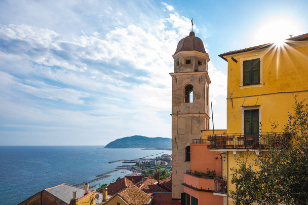 Średniowieczna wioska włoska, Cervo, Liguria, Włochy. Wysokiej jakości zdjęcie - Zdjęcie, obraz