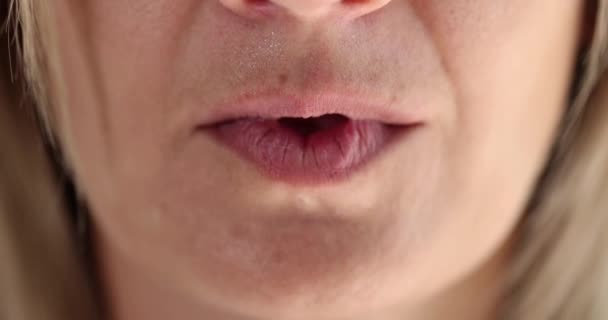 Nainen painamalla etusormi huulilleen ja osoittaa ele olla hiljaisempi lähikuva 4k elokuva hidastettuna. Naisten salaisuudet käsite - Materiaali, video