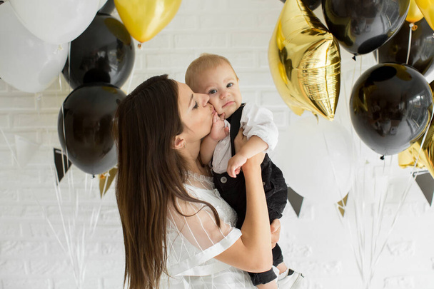 Young mother and son with balloons. Birthday - Foto, afbeelding