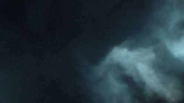 4Kスローモーションでの大気煙。背景がかすんだ。抽象渦巻く煙雲。視覚効果のためのハイエンドプレミアム要素。煙はゆっくりと黒い背景を背景に空間を浮遊する. - 映像、動画