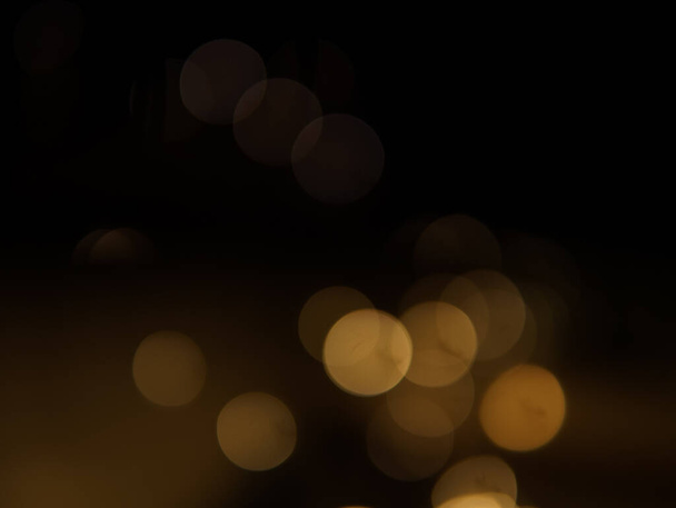 Χρυσό και σκούρο καφέ γύρο bokeh φώτα εορταστική φόντο. Υψηλής ποιότητας φωτογραφία - Φωτογραφία, εικόνα