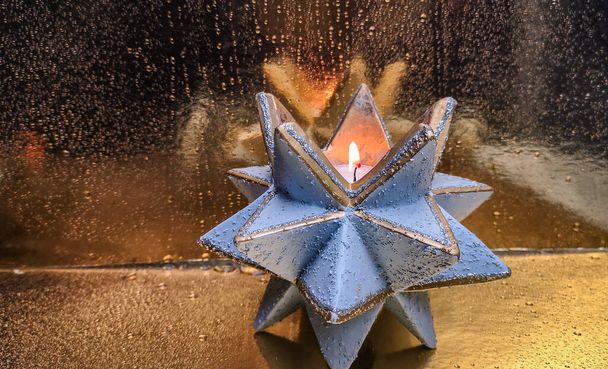 Candelabro en forma de octaedro estrella para un fondo festivo o postal - Foto, imagen