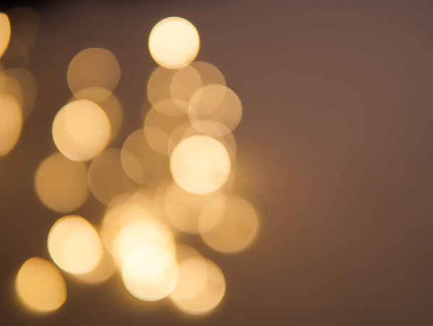 Złoty i ciemny brązowy okrągły bokeh światła świąteczne tło. Wysokiej jakości zdjęcie - Zdjęcie, obraz