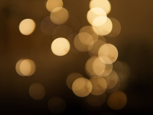 Goldene und dunkelbraune runde Bokeh-Lichter festlichen Hintergrund. Hochwertiges Foto - Foto, Bild