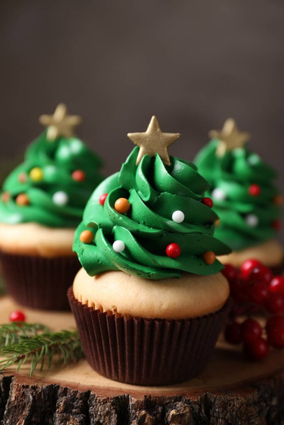 Christmas tree shaped cupcakes on wooden stand, closeup - Foto, imagen