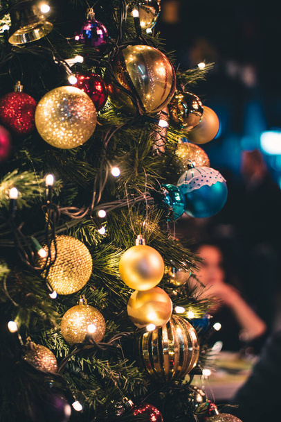 Plné Blaubs zdobené vánoční stromeček s rozmazaným pozadím. - Fotografie, Obrázek