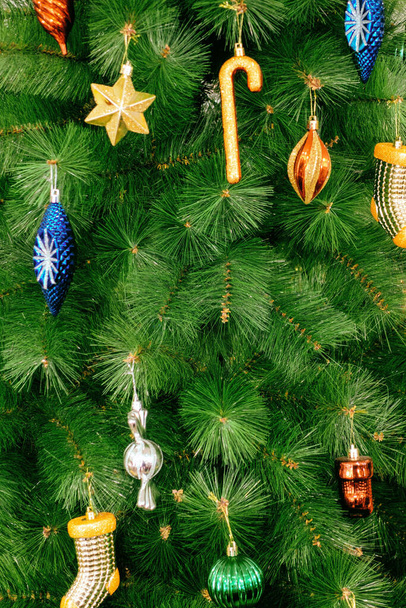Arbre vert entièrement décoré avec arbre de Noël et fond de jouets  - Photo, image