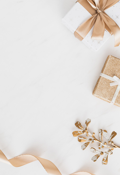 Altın hediyeler ve altın kurdelelerle Noel arkaplanı - Fotoğraf, Görsel