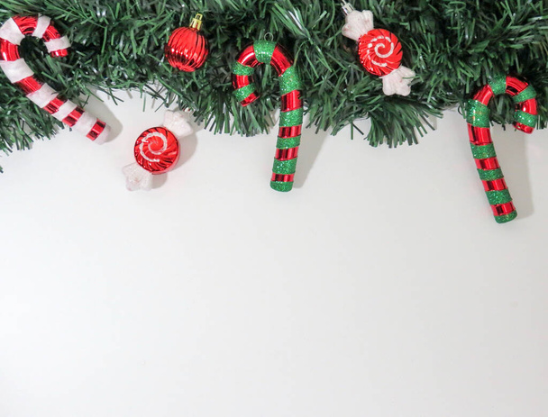 újév és karácsony háttér. karácsonyfaágak karácsonyi dekorációval és játékokkal. Karácsonyi ajándékok és játékok. felülnézet. - Fotó, kép