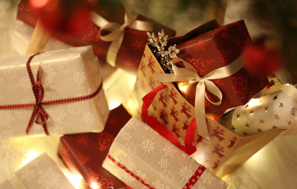 Noel sunar Beyaz ve Altın paketlenmiş hediye kutuları - Fotoğraf, Görsel
