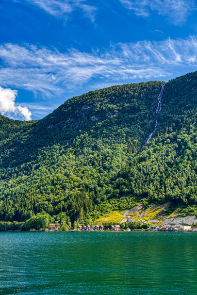 Удивительный вид на Хардангер-фьорд с водопадом в Норвегии  - Фото, изображение