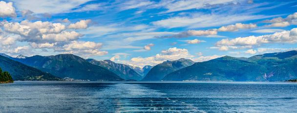Tolle Aussicht auf den Hardangerfjord in Norwegen zur Sommerzeit - Foto, Bild