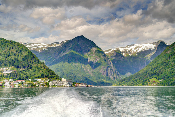 夏にはノルウェーの家とHardangerjordの素晴らしい景色 - 写真・画像