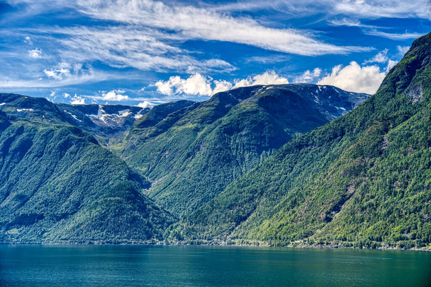 Vue imprenable sur Hardangerfjord en Norvège à l'heure d "été - Photo, image