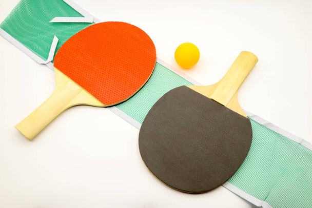 тенісна ракетка і м'яч для пінг-понг крупним планом на білому тлі
 - Фото, зображення