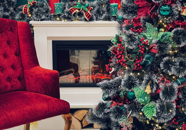 Albero di Natale decorato e decorazioni natalizie in casa rurale. Celebrazioni e calore familiare durante le vacanze invernali. - Foto, immagini