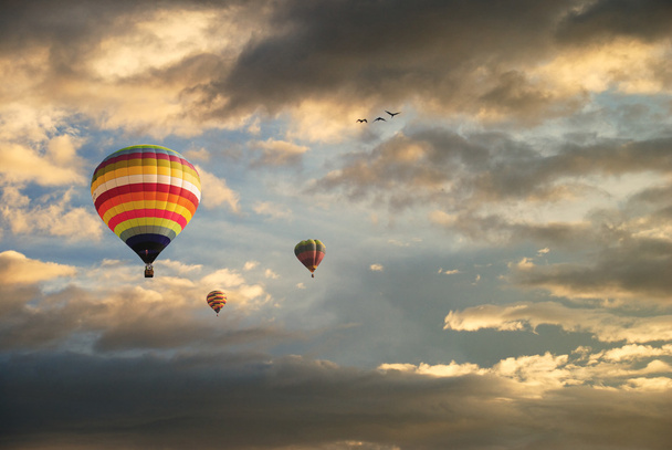 Balões de ar quente no céu
 - Foto, Imagem
